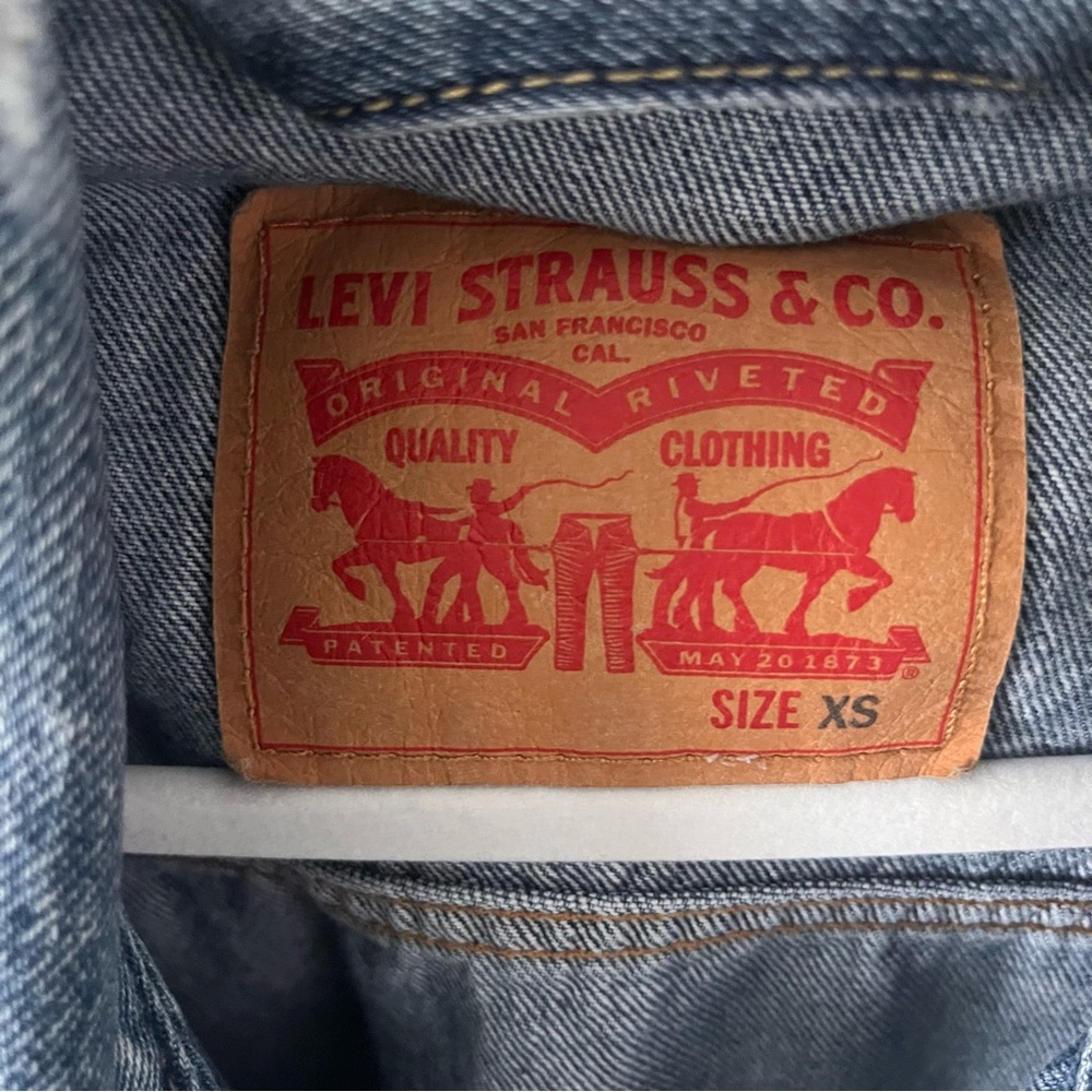brand new Levi's boyfriend medium wash denim jean jacket - Picture 5 of 8